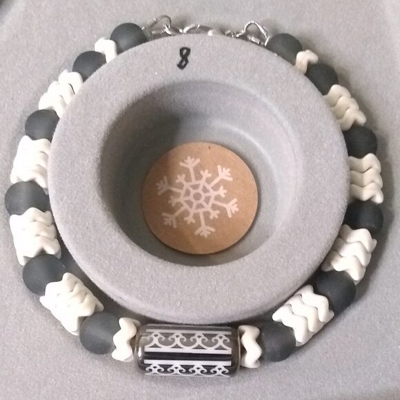 🍂🍁🍃 3/$25!!  Gray + Off-White Beaded Bracelet! Trendy Chic Sturdy Daily Wear! - Picture 4 of 8